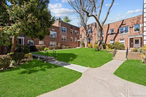 23 Edwards St #2A, North Hempstead, NY 11577