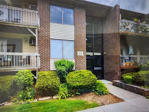 241 Country Club Ln, Pomona, NY 10970