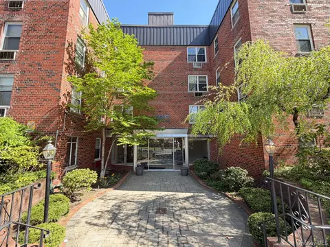 185 S Middle Neck Rd #3G, North Hempstead, NY 11021