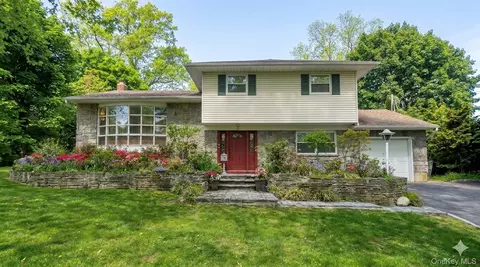 5 Highpoint Dr, Huntington, NY 11743