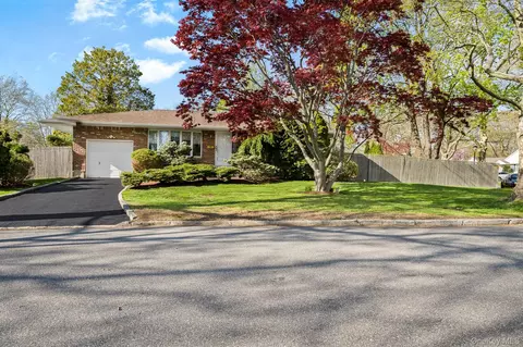 15 Saddle Ln, Huntington Station, NY 11746