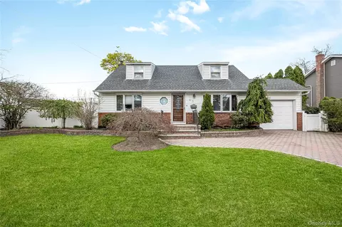 43 W Oak St, Farmingdale, NY 11735