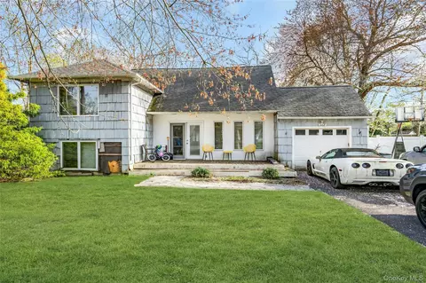 4 Clearbrook Dr, Smithtown, NY 11787