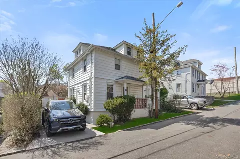 3 3rd St, North Hempstead, NY 11548