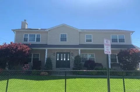 154 Woodward Pkwy, Farmingdale, NY 11735