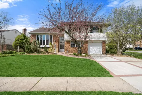 2 Starfire Ln, North Hempstead, NY 11596