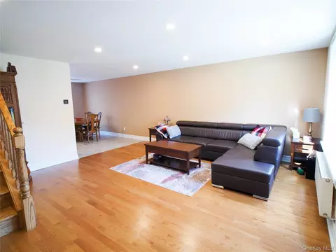6372 76th St, New York, NY 11379