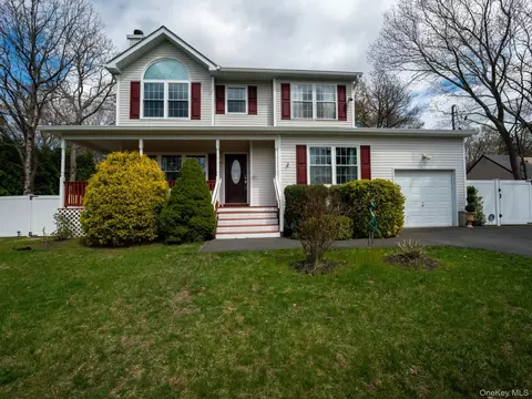 49 S Cozine Rd, Center Moriches, NY 11934