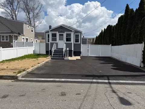354 Beachview St, Copiague, NY 11726