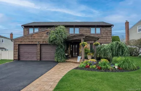 19 Jacob Rd, Plainview, NY 11803