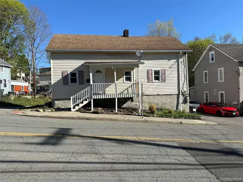 104 Oak St, Walden, NY 12586