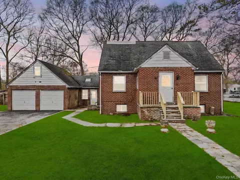 25 Revilo Ave, Shirley, NY 11967