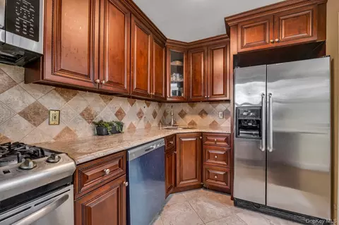 44 Terrace Cir #1D, North Hempstead, NY 11021