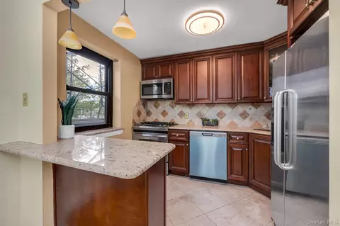 44 Terrace Cir #1D, North Hempstead, NY 11021