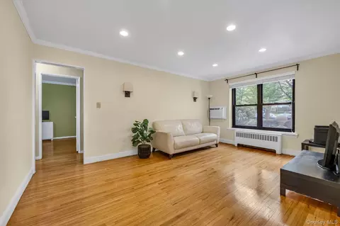 44 Terrace Cir #1D, North Hempstead, NY 11021