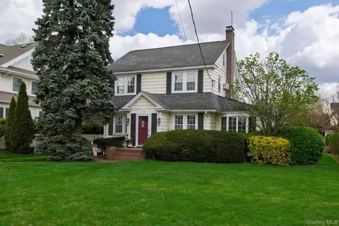 157 Windsor Ave, Rockville Centre, NY 11570