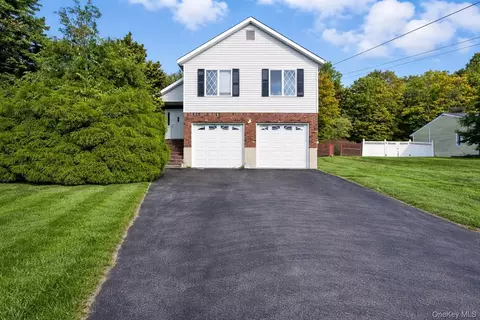 35 Depalma Dr, Woodbury, NY 10930
