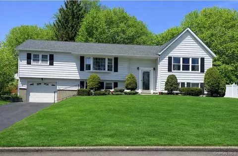 1 Pommel Dr, Newburgh, NY 12550
