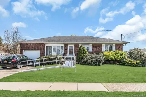258 N Wisconsin Ave, Massapequa, NY 11758