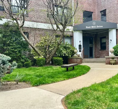 1 E Mill Dr #2G, North Hempstead, NY 11201