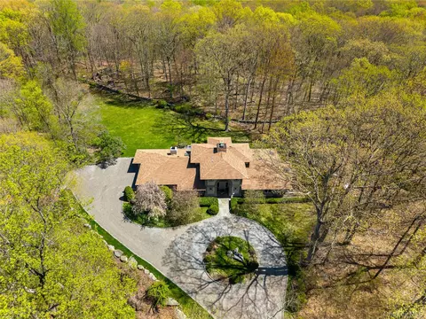 60 Old Aspetong Rd, Katonah, NY 10536