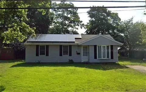 2905 Eagle Ave, Medford, NY 11763