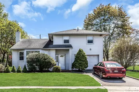 17 Fresno Dr, Plainview, NY 11803