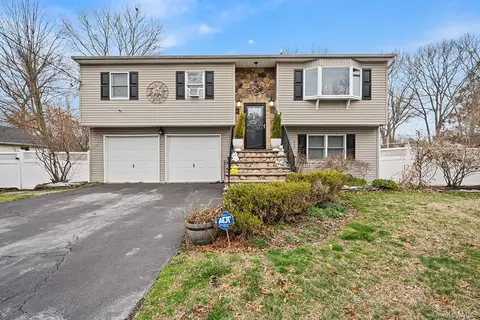 549 4th St, Ronkonkoma, NY 11779