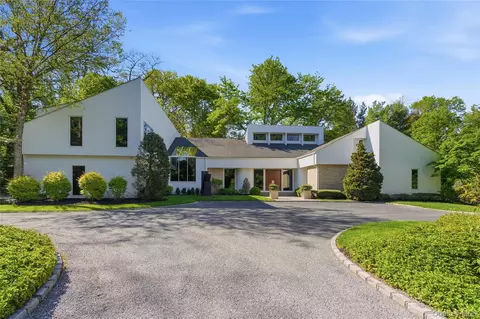93 Hoaglands Ln, Glen Head, NY 11545