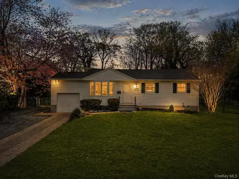 126 Foxdale Ln, Port Jefferson, NY 11777