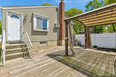 Exterior - 37 Harper St, Patchogue, NY 11772 photo 5 of 8