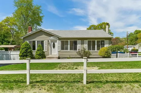 Exterior - 37 Harper St, Patchogue, NY 11772 photo 2 of 8