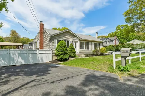 37 Harper St, Patchogue, NY 11772