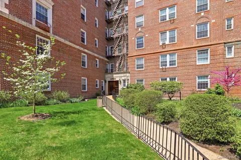 300 S Broadway #3D, Greenburgh, NY 10591