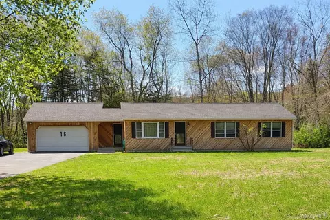 16 Dove Ct, Beekman, NY 12540
