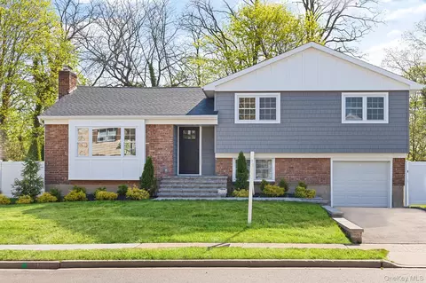 16 Eleanor Rd, Plainview, NY 11803