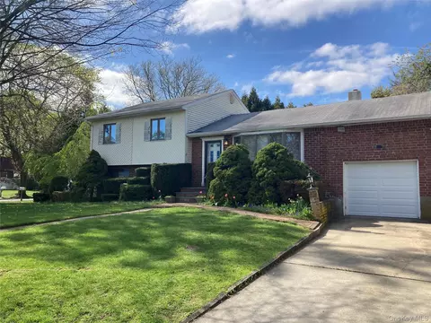 16 Upper Dr, Huntington, NY 11743