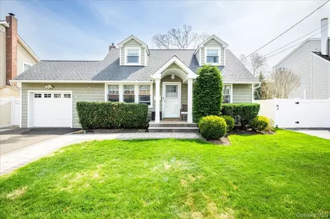 130 N Kings Ave, Massapequa, NY 11758