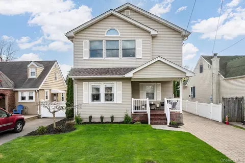 38 Orchard St, Merrick, NY 11566