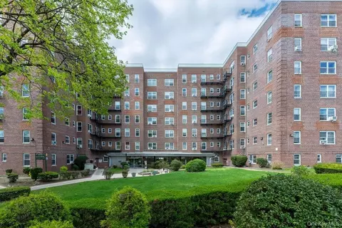 84-50 169th St #611, Jamaica, NY 11432