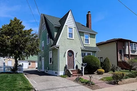 1424 Kiefer Ave, Elmont, NY 11003