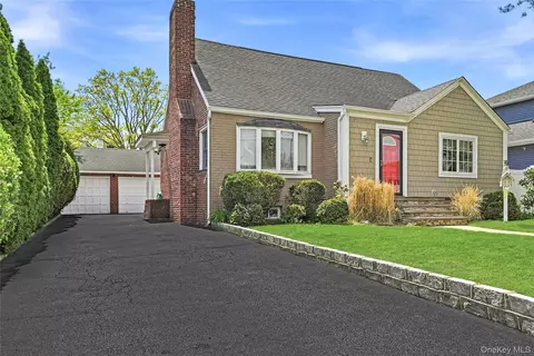 166 Abbey St, Massapequa Park, NY 11762