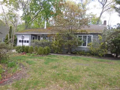 194 Phyllis Dr, Patchogue, NY 11772