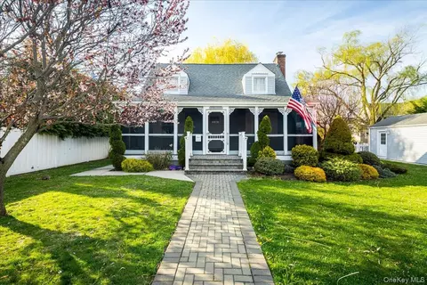 3937 John Ln, Seaford, NY 11783
