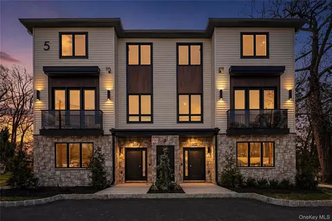 5 Mirror Lake Rd #201, Ramapo, NY 10977