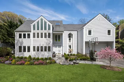 8 Verity Ln, North Hempstead, NY 11576