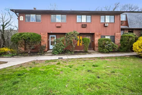 105 Coachlight Sq, Cortlandt, NY 10548