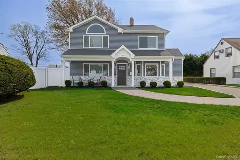 106 Hickory Ln, Levittown, NY 11756