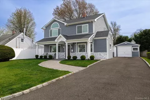 106 Hickory Ln, Levittown, NY 11756