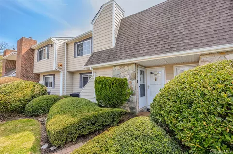 271 Lake Pointe Cir #271, Middle Island, NY 11953